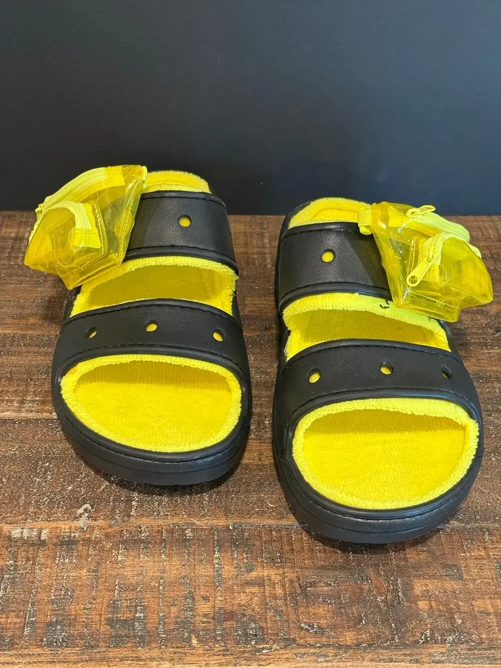 Men's Crocs‎ Classic Cozzzy Towel Sandal Black Yellow Slide Mini Pouch Sz 10